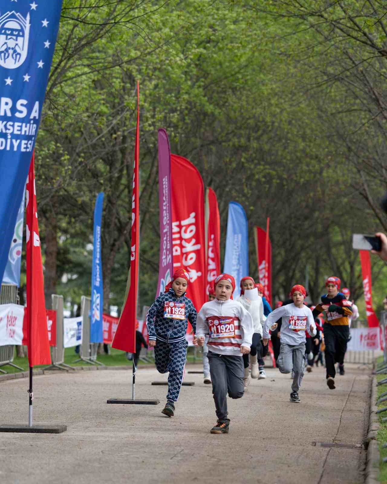 &lsquo;Eker I Run 23 Nisan &Ccedil;ocuk Koşusu&rsquo; bayram sevincini sporla buluşturdu
