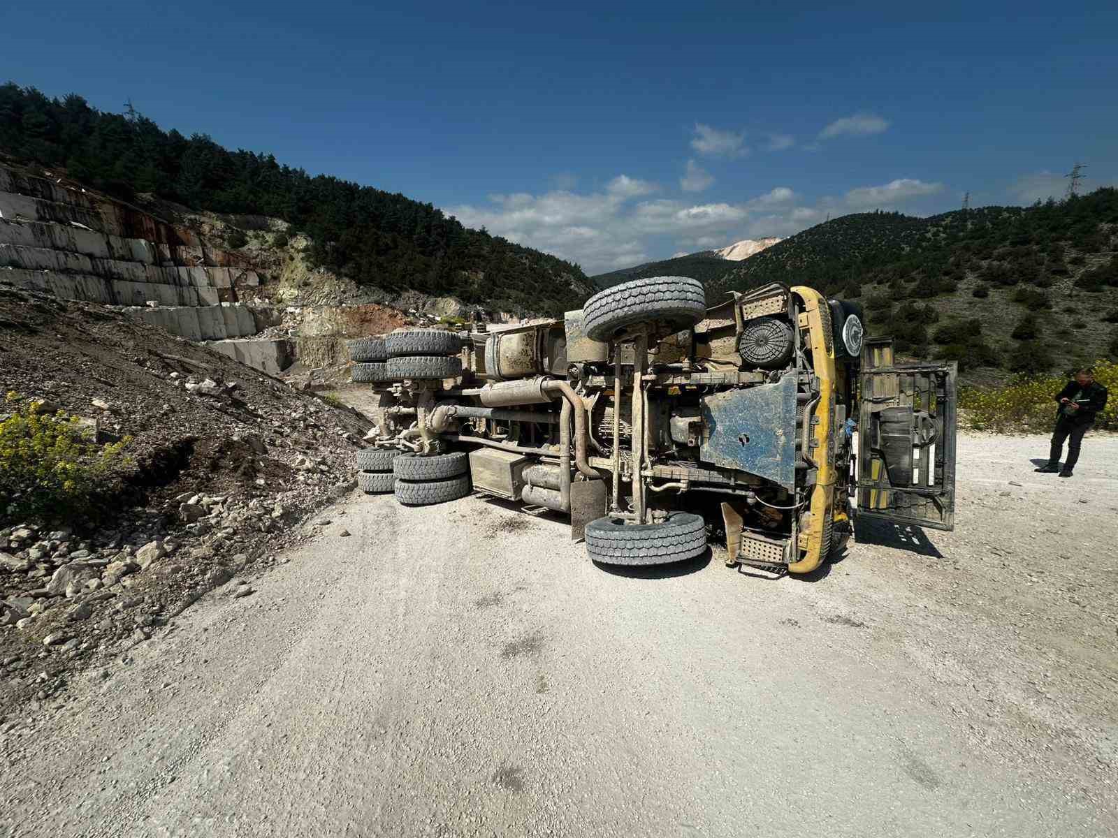 Bilecik&rsquo;te taş y&uuml;kl&uuml; kamyon devrildi: 2 yaralı
