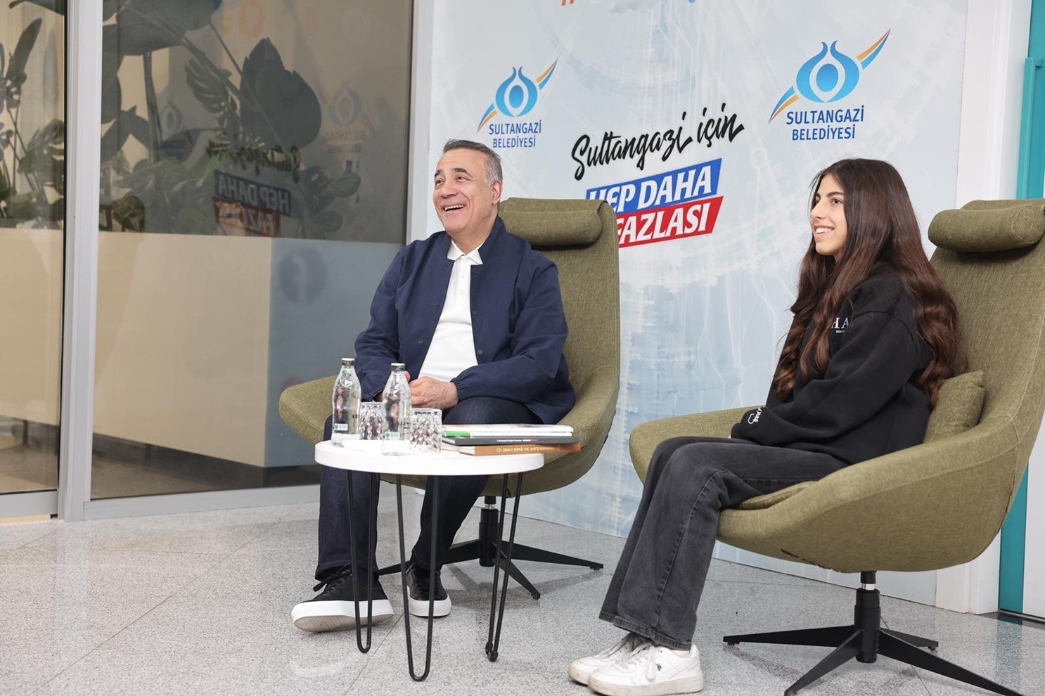 Sultangazi Belediye Başkanı Abdurrahman Dursun, gen&ccedil;lerle bir araya geldi
