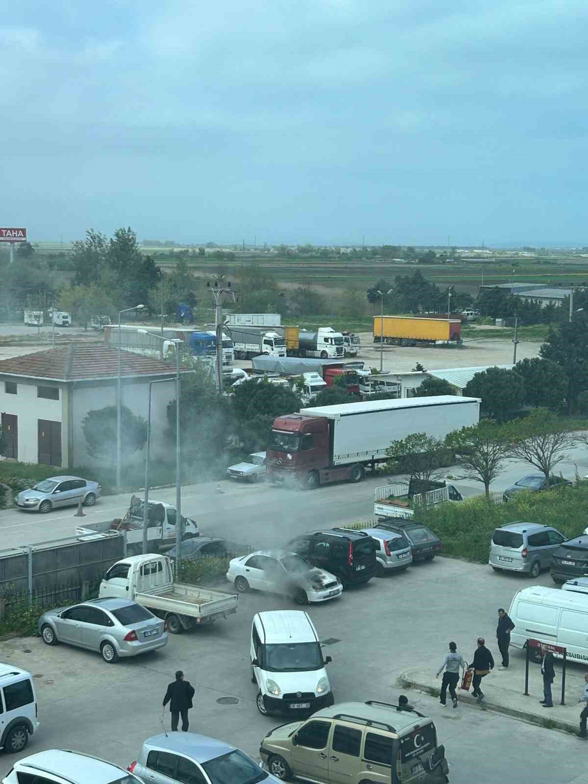 Otoparktaki otomobil, alev topuna d&ouml;nd&uuml;
