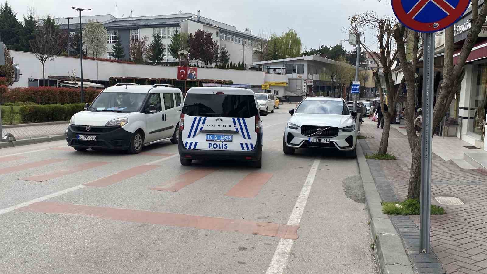 Kız kardeşini kafede bir erkekle g&ouml;r&uuml;nce ortalığı birbirine kattı
