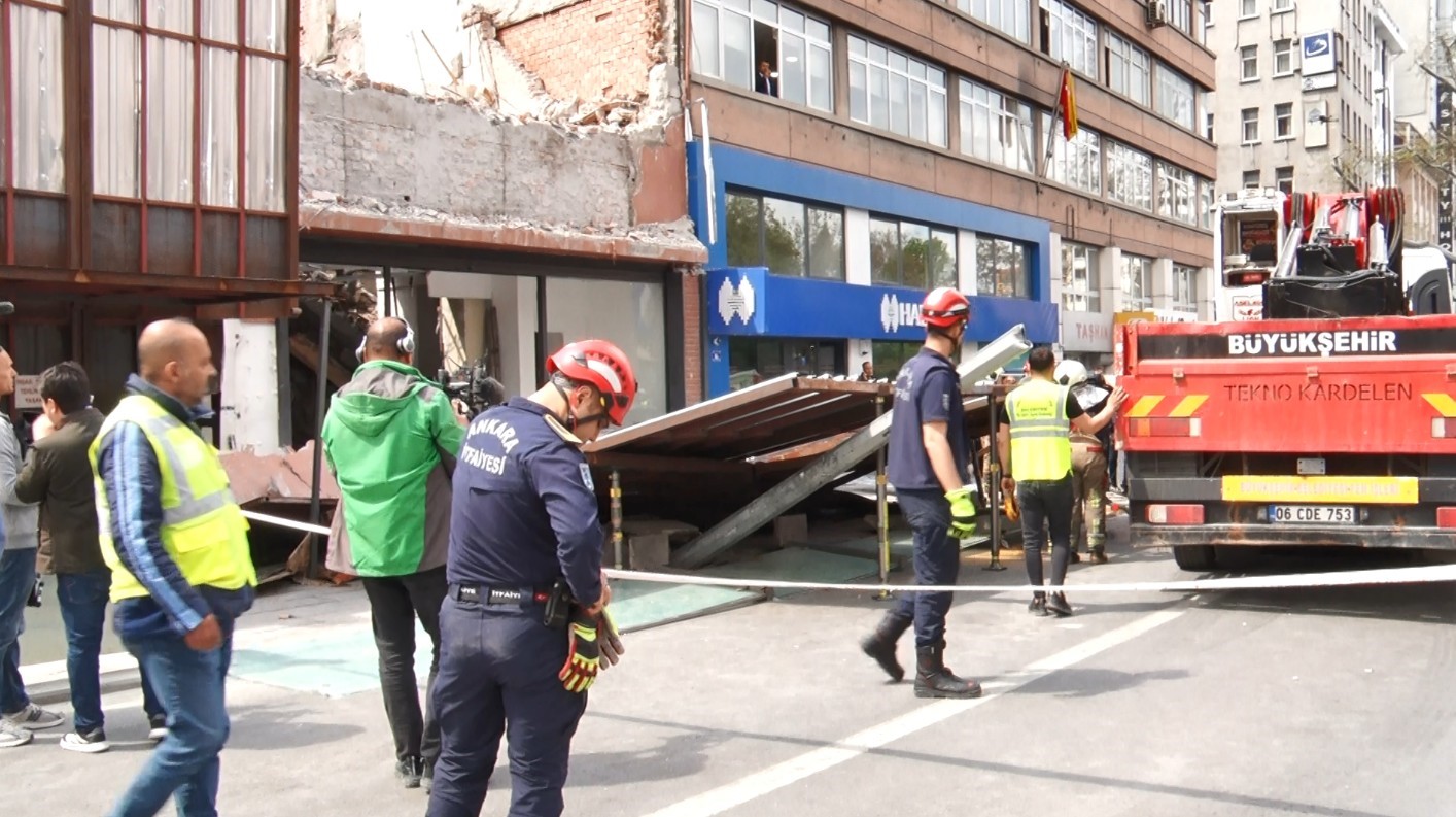 Başkent&rsquo;te yıkım sırasında platform yola &ccedil;&ouml;kt&uuml;: 3 yaralı
