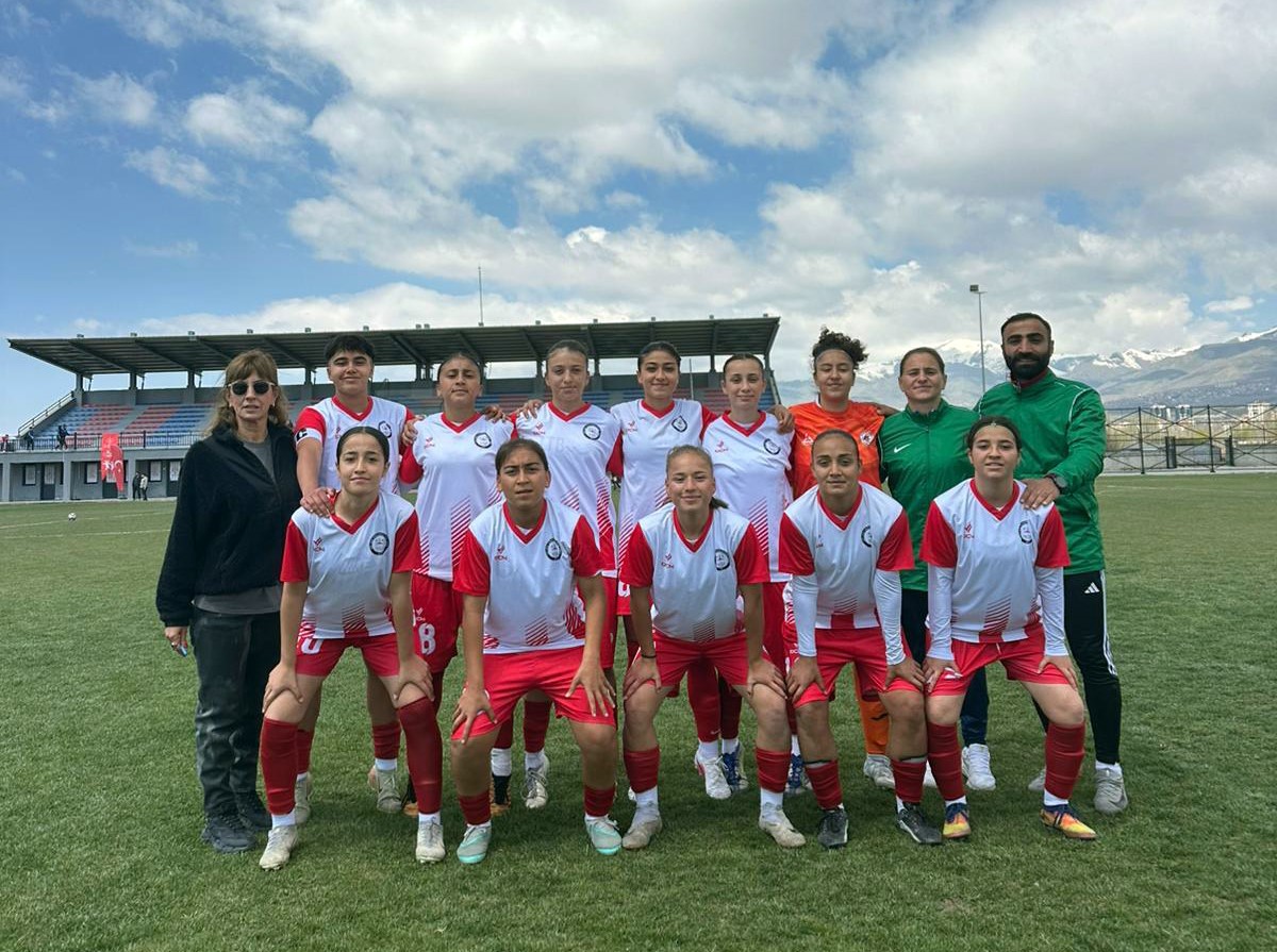 Adil Sani Konukoğlu Spor Lisesi Gen&ccedil;ler A Kız Futbol Takımı T&uuml;rkiye finallerinde
