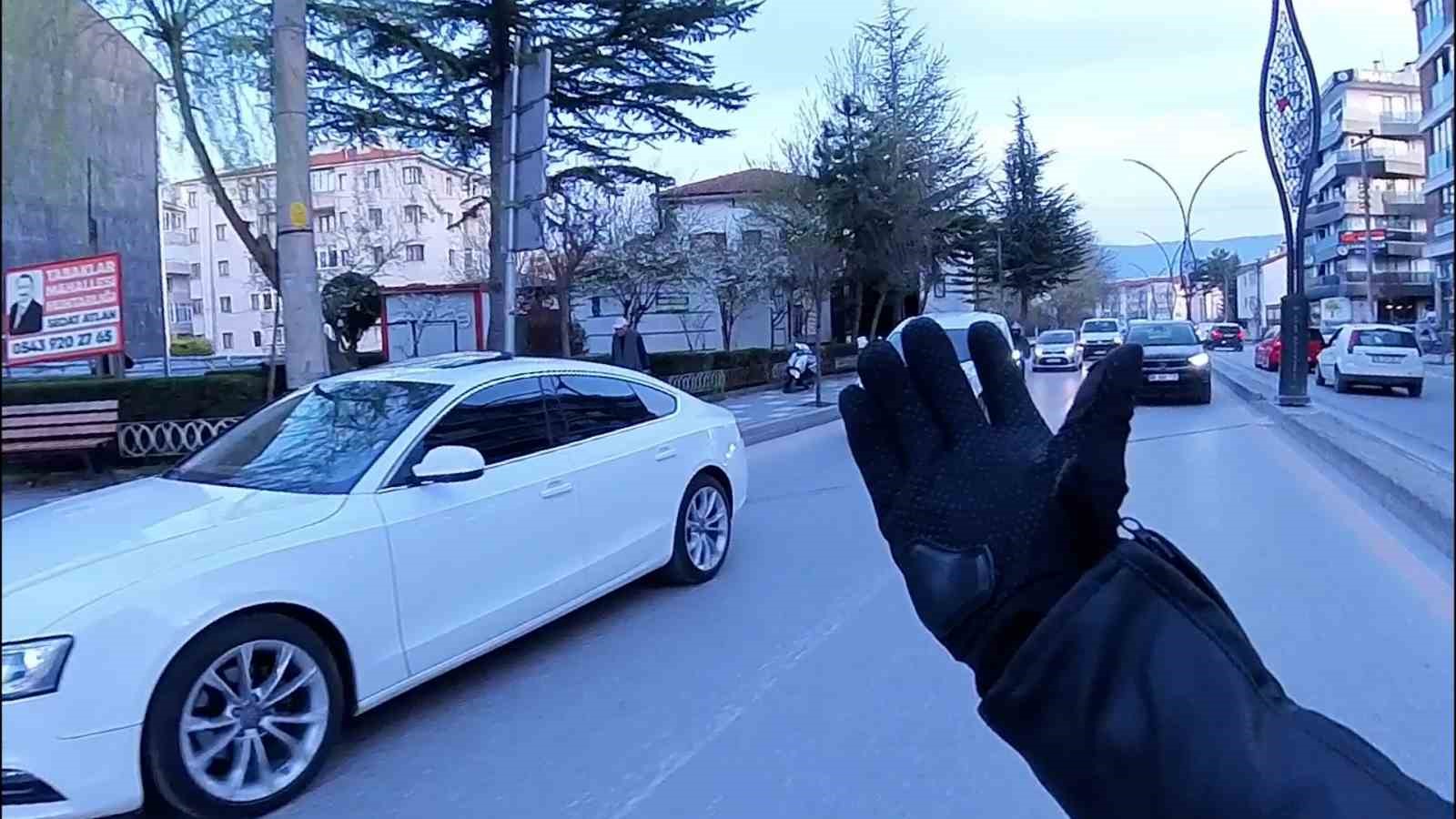 Trafik tartışmasında ger&ccedil;eği kask kamerası ortaya &ccedil;ıkardı
