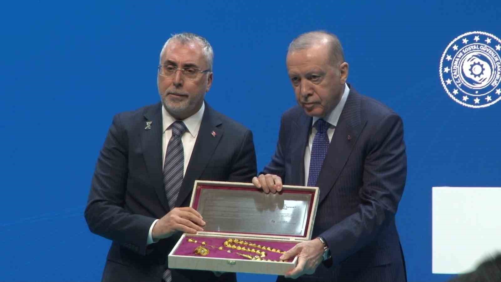 &Ccedil;alışma ve Sosyal G&uuml;venlik Bakanı Işıkhan: "2 yılda yaklaşık 2 milyon kadının işe yerleştirilmesini sağladık"
