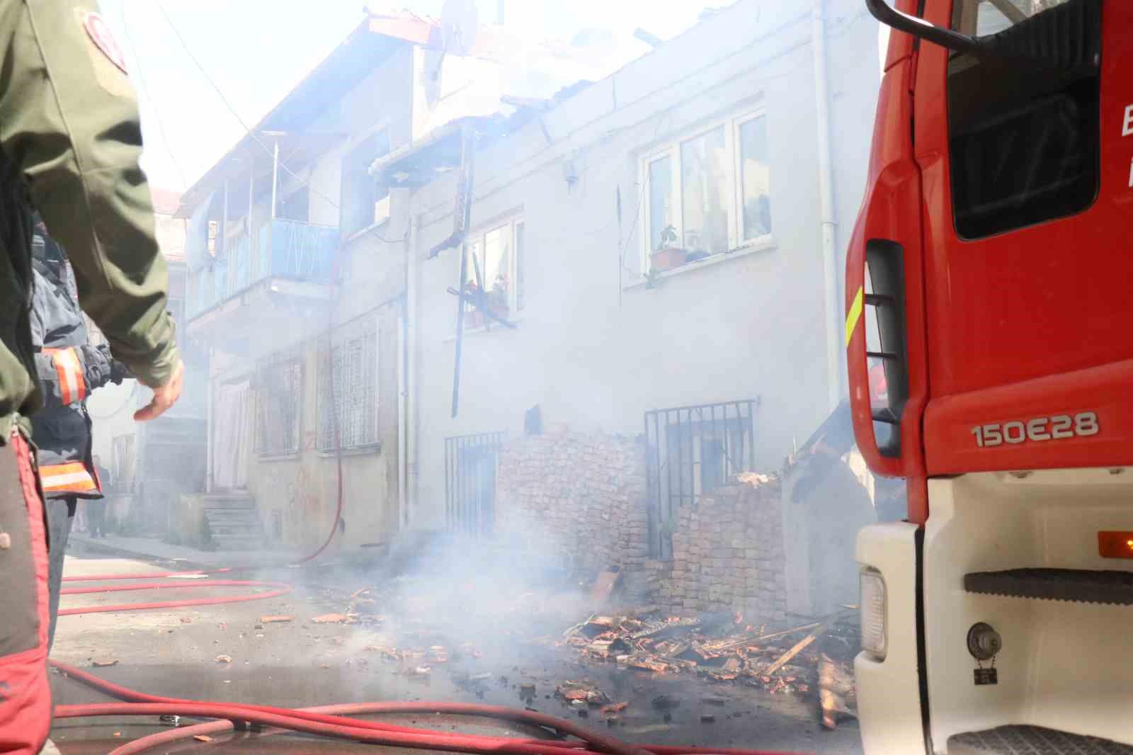 &Ccedil;atı yangınında annenin dikkati faciayı &ouml;nledi
