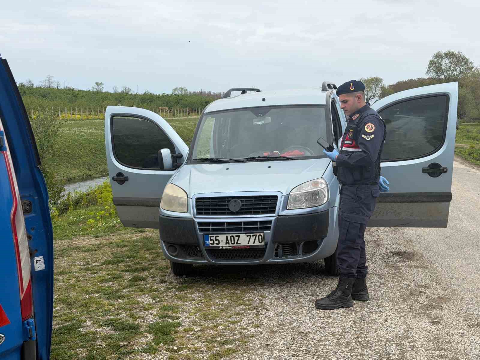 Aracında silahla vurulmuş halde bulundu