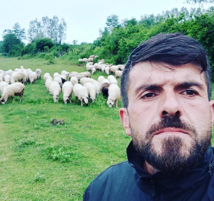 Aracında silahla vurulmuş halde bulundu
