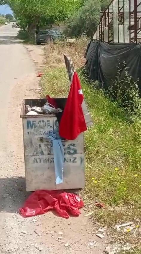 &Ccedil;&ouml;pte bulduğu bayrağı alıp temizleyen ve kamyonuna asan Kepez Belediyesi &ccedil;alışanına başkandan plaket
