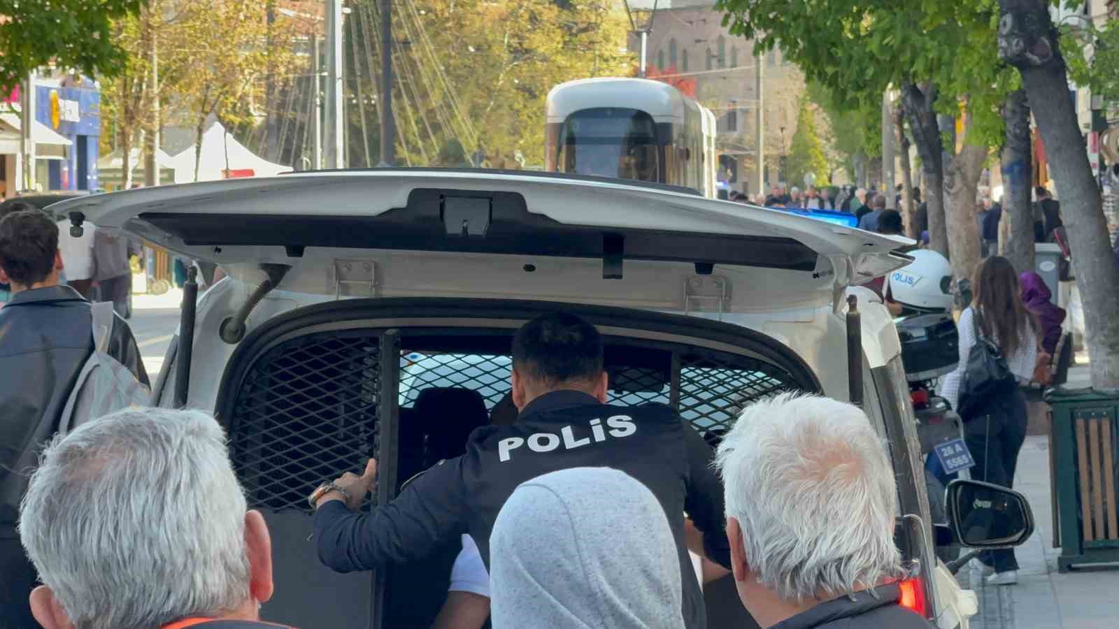 &Ccedil;ocuğun attığı yumrukla yaşlı adam kanlar i&ccedil;inde yere yığıldı
