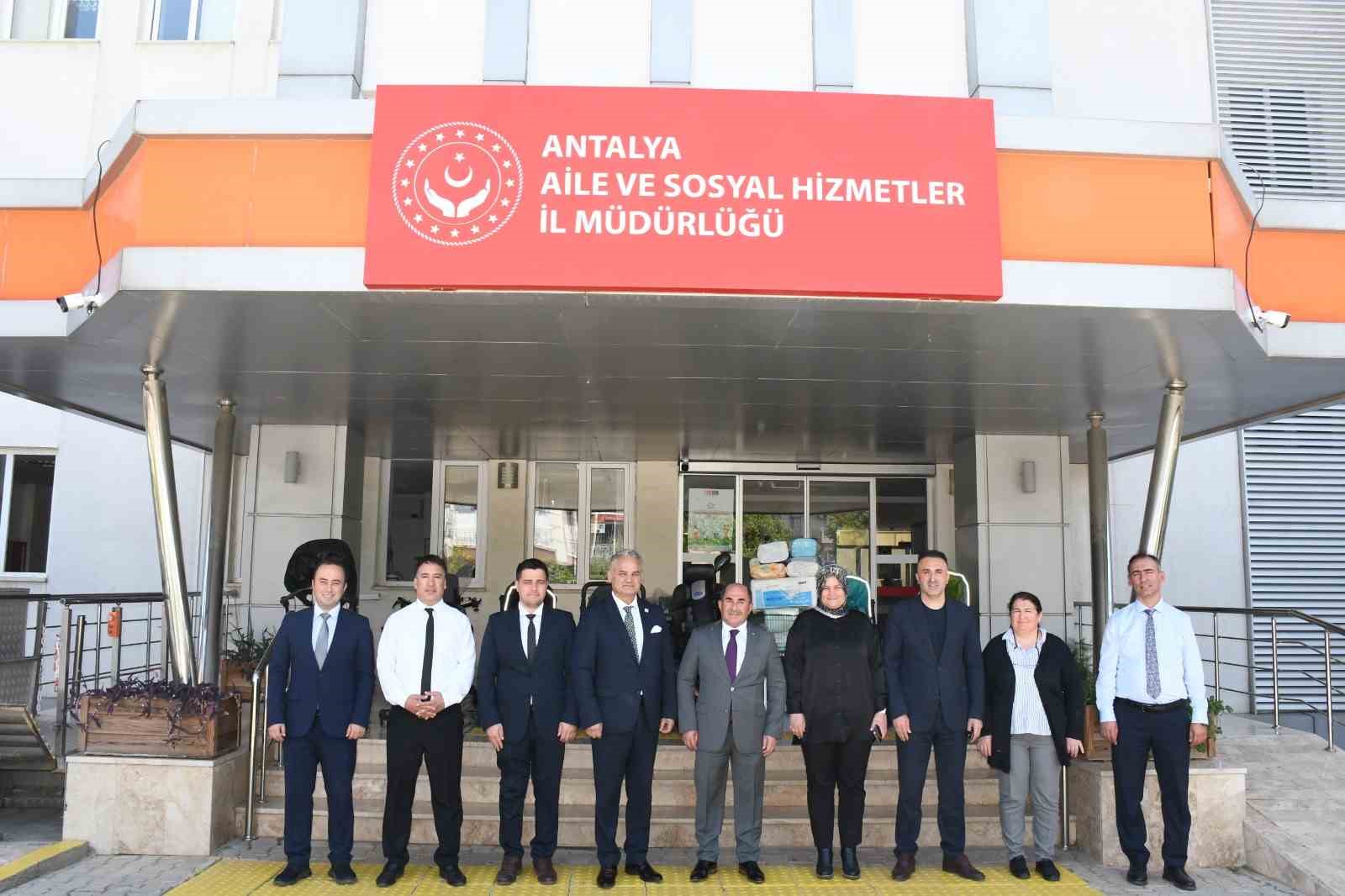 Antalya Aile ve Sosyal Hizmetler İl M&uuml;d&uuml;rl&uuml;ğ&uuml;ne anlamlı bağış
