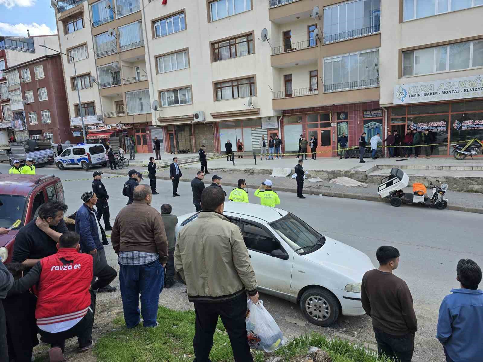 Yozgat&rsquo;ta kazada kafasını kaldırıma &ccedil;arpan yaşlı adam hayatını kaybetti
