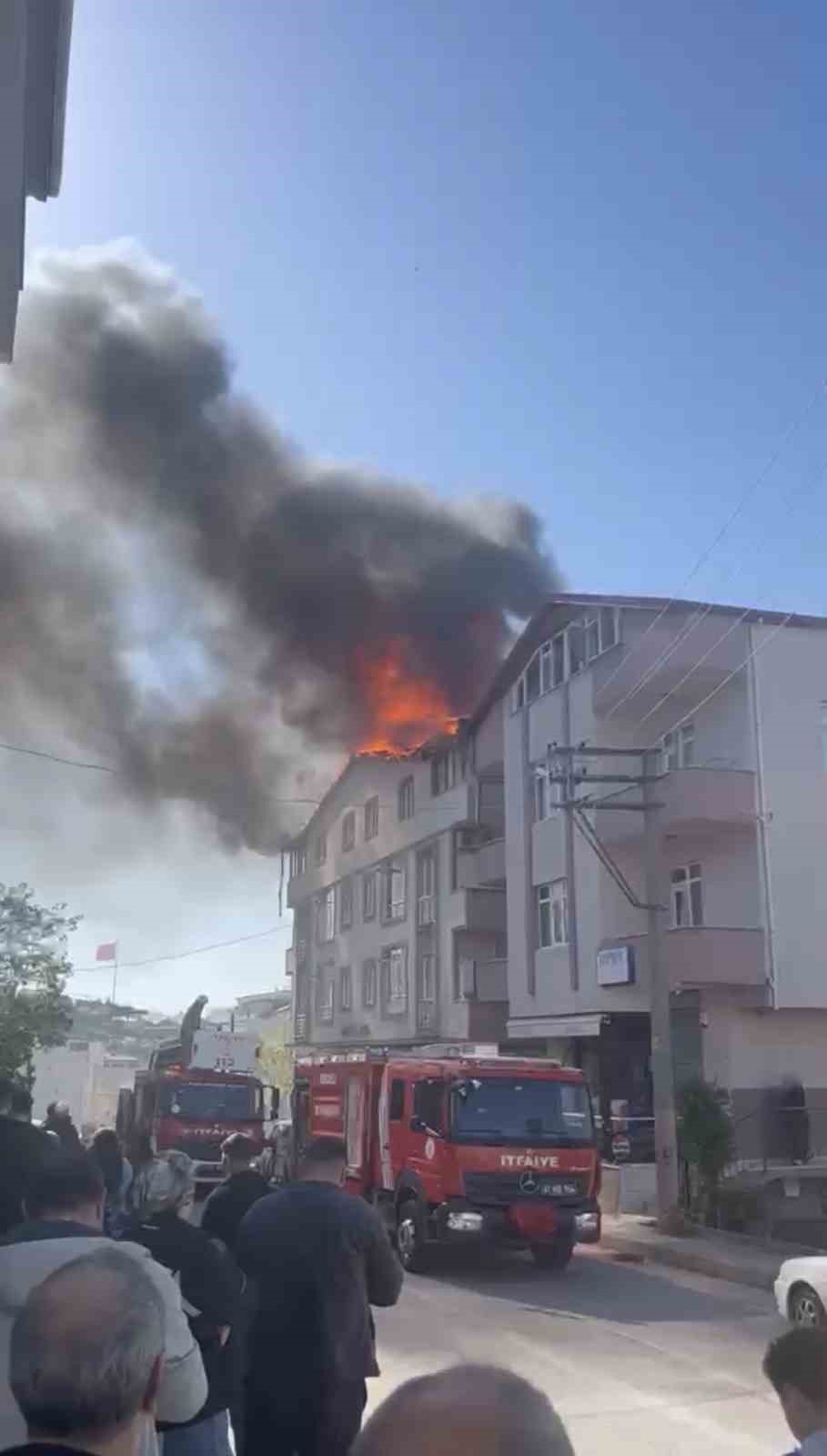 Kocaeli&rsquo;de tadilatta olan binanın &ccedil;atısı alevlere teslim oldu
