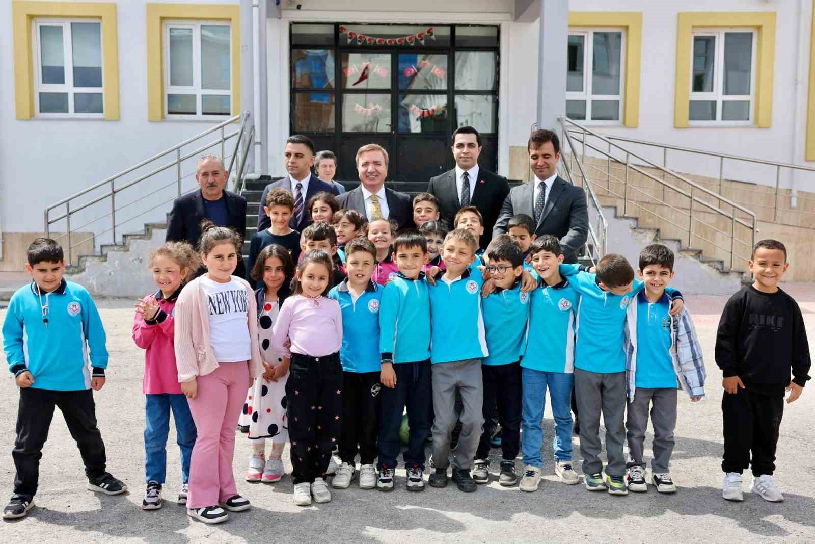 Vali Aydoğdu: "Modern spor alanları &ccedil;ocuklar i&ccedil;in &ouml;nemli"
