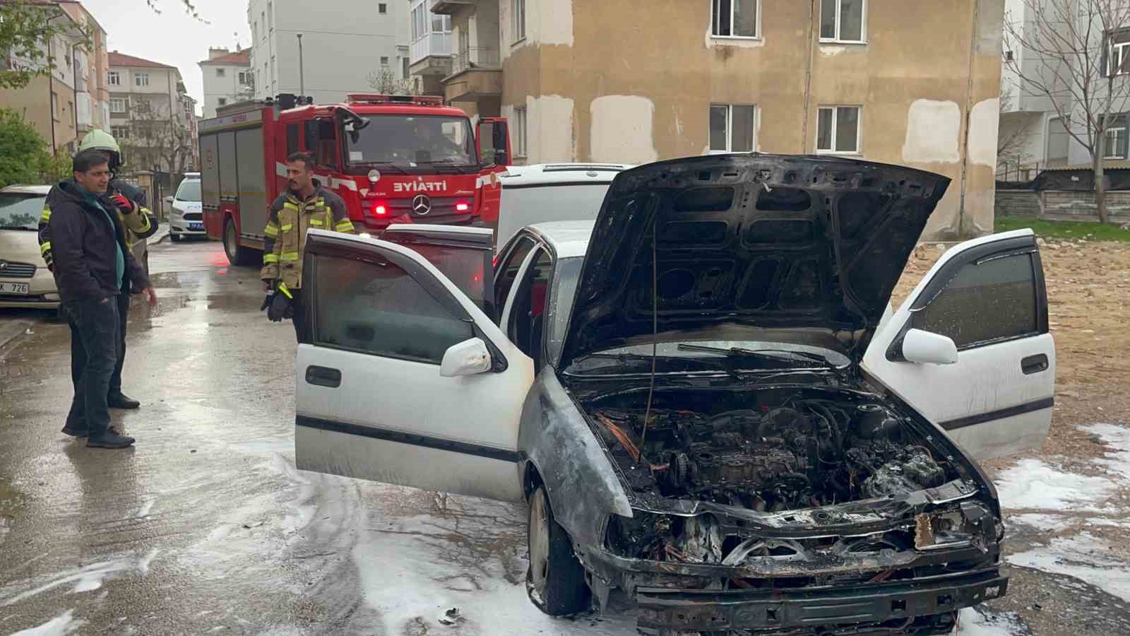 Karaman&rsquo;da alev alan otomobil kullanılamaz hale geldi
