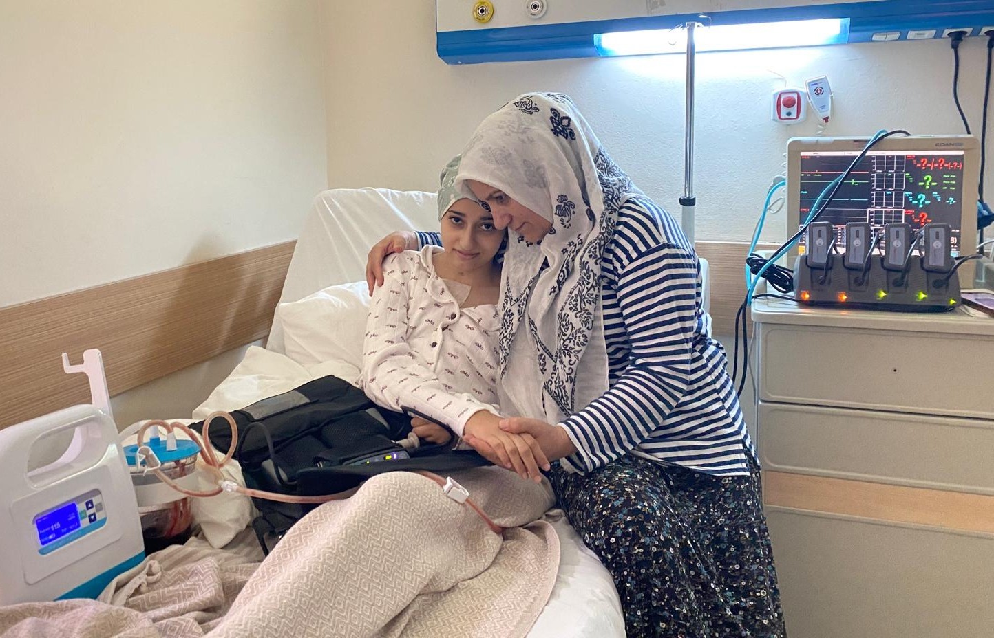 Hakkarili annenin y&uuml;rek burkan bekleyişi: 8 yıldır kızı i&ccedil;in kalp bekliyor
