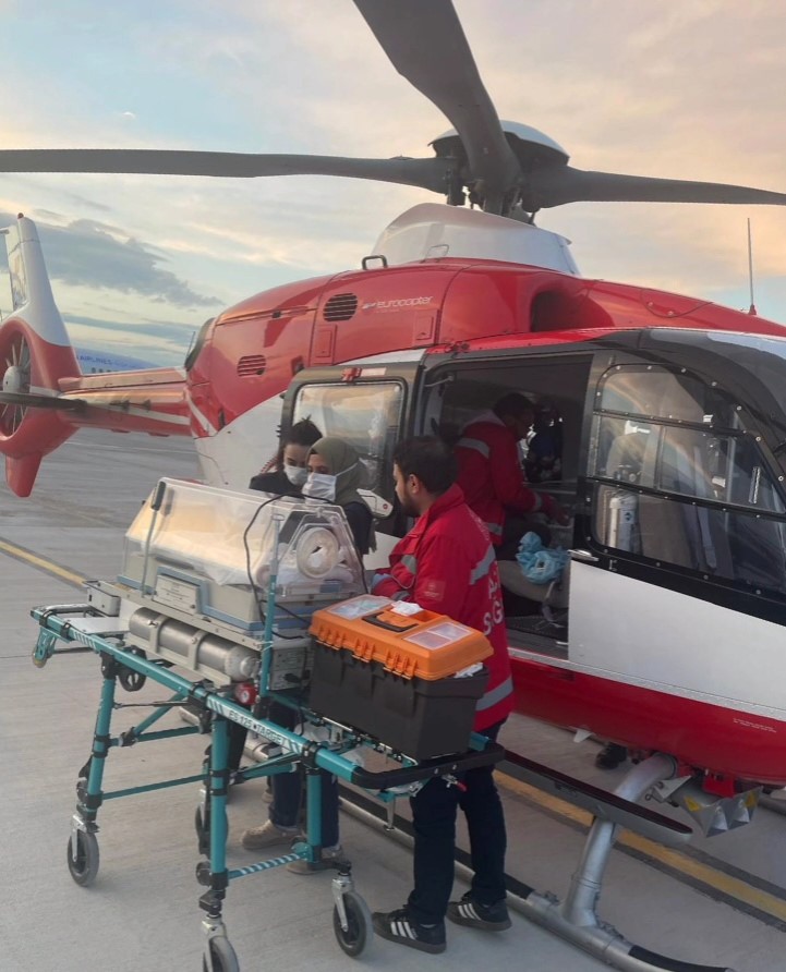 Hakkari&rsquo;de yenidoğan premat&uuml;re bebek ambulans helikopterle Van&rsquo;a getirildi
