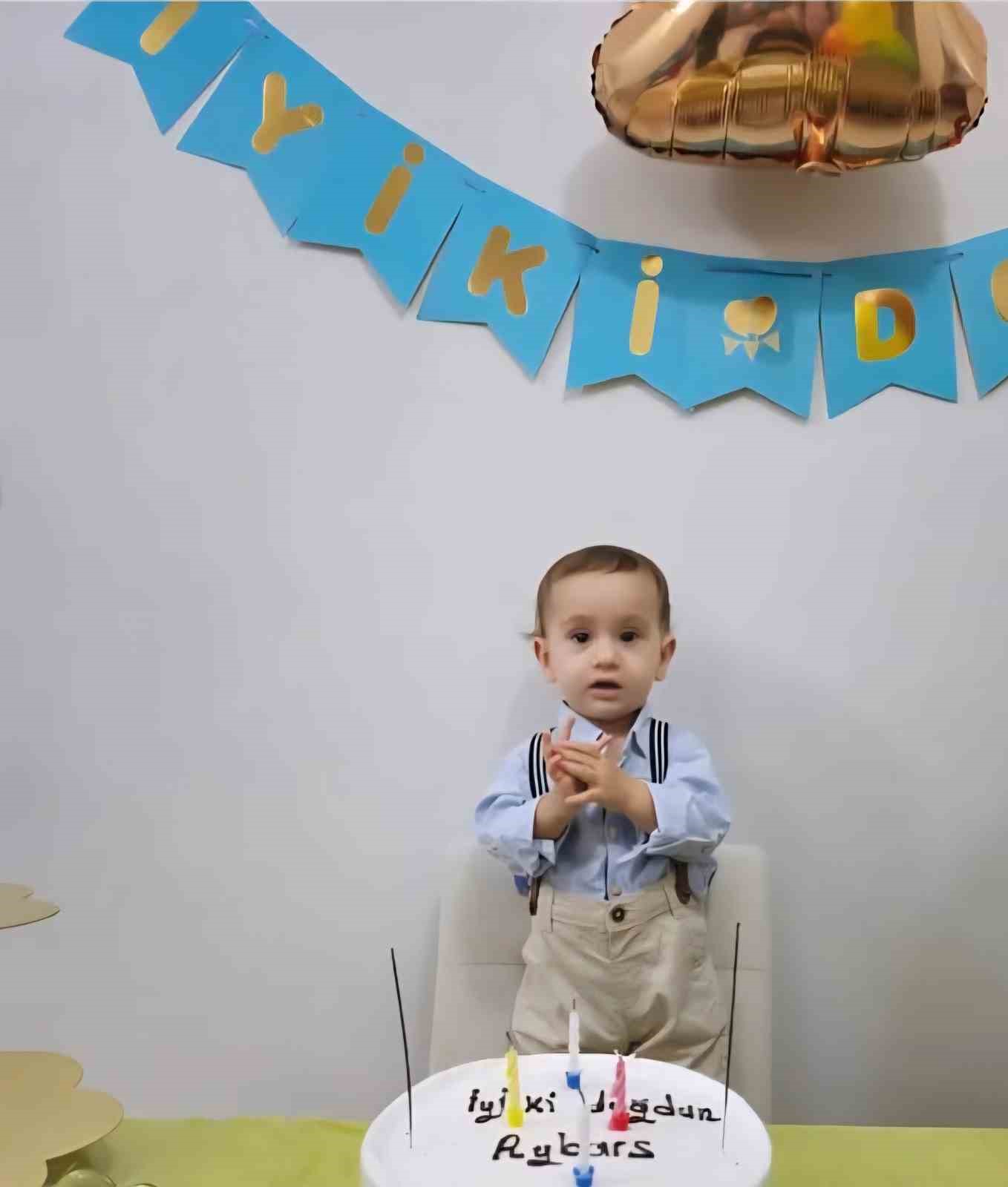 Annesinin elinden kurtulup yola fırlayan 3 yaşındaki Aybars servis aracının altında can verdi
