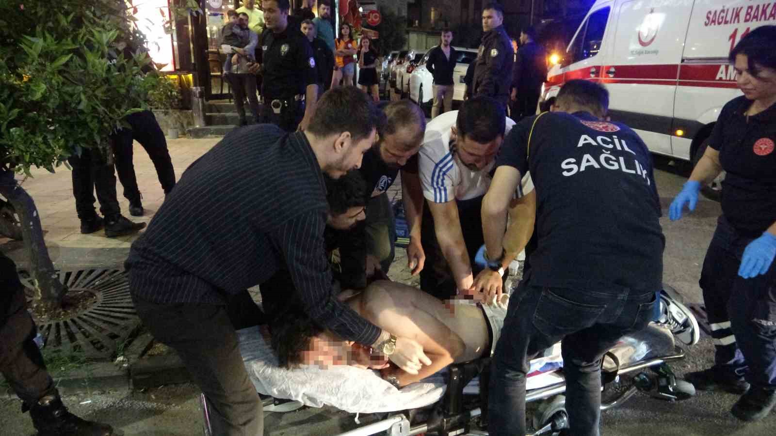 Galatasaray&rsquo;ın kutlamalarında taraftarı bı&ccedil;aklayan ş&uuml;pheli 24 saat ge&ccedil;meden yakalandı
