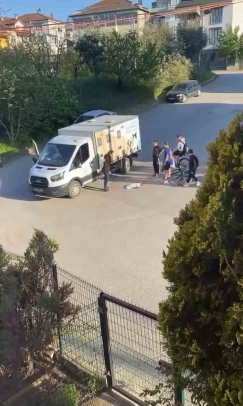 &Ccedil;ocuklar yaralı kedinin &uuml;zerini &ouml;rt&uuml;p, başında n&ouml;bet tuttu
