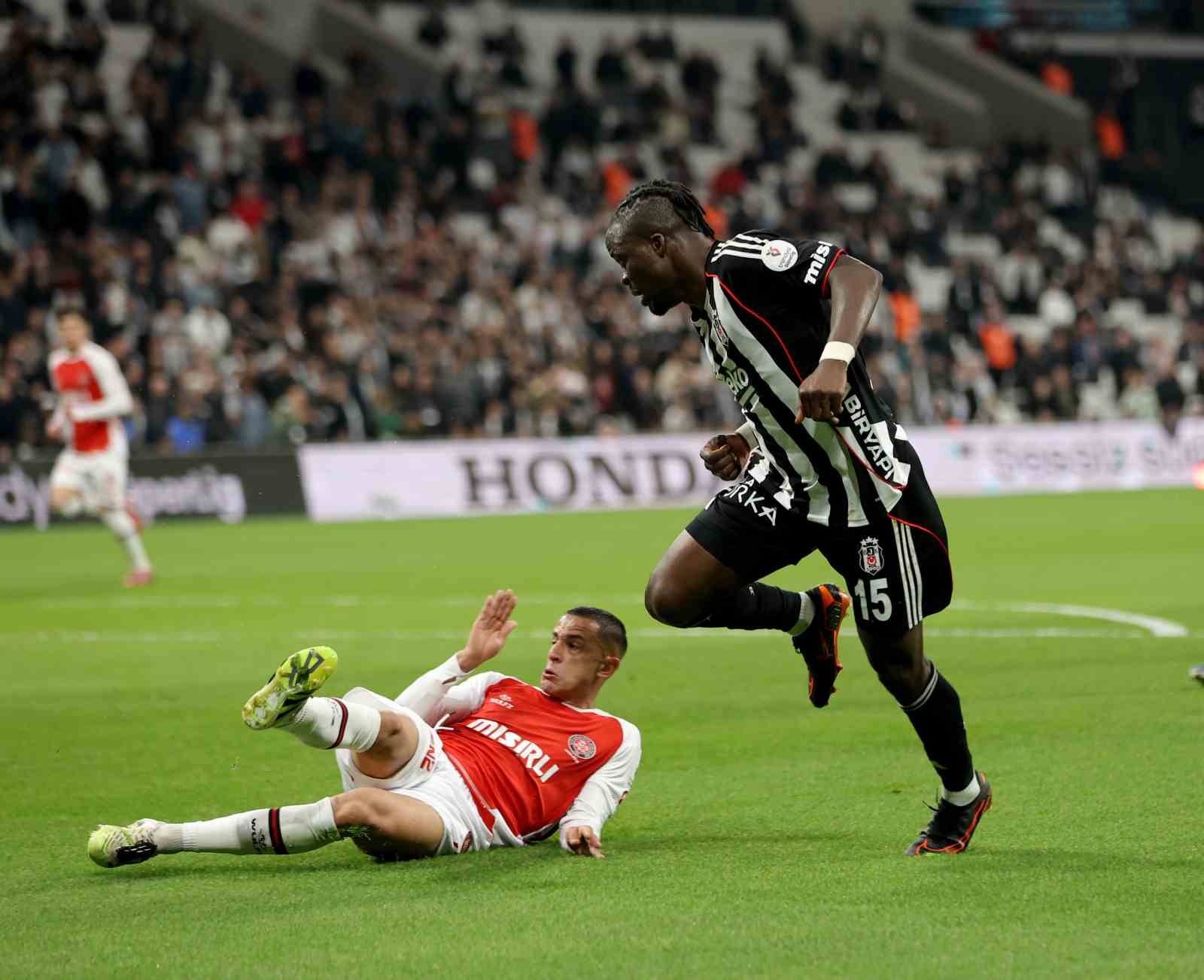 Trendyol S&uuml;per Lig: Beşiktaş: 0 - Fatih Karag&uuml;mr&uuml;k: 0 (İlk yarı)
