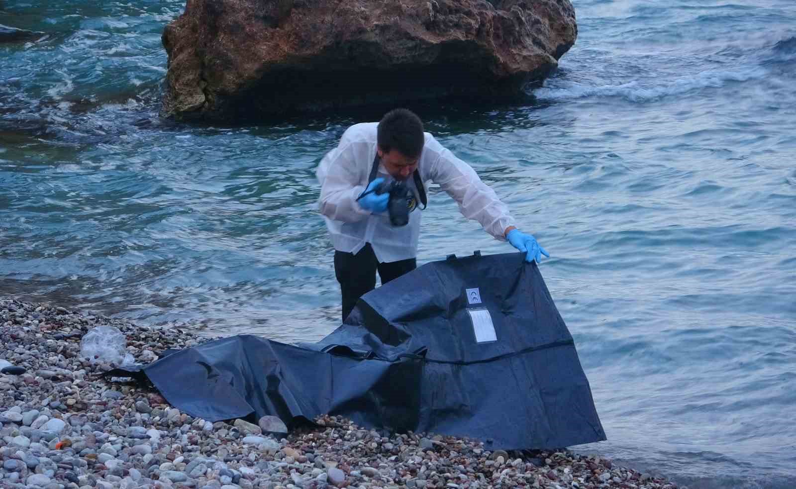 Montuyla ayakkabısını &ccedil;ıkarıp kot ve atletle denize giren gen&ccedil; boğuldu
