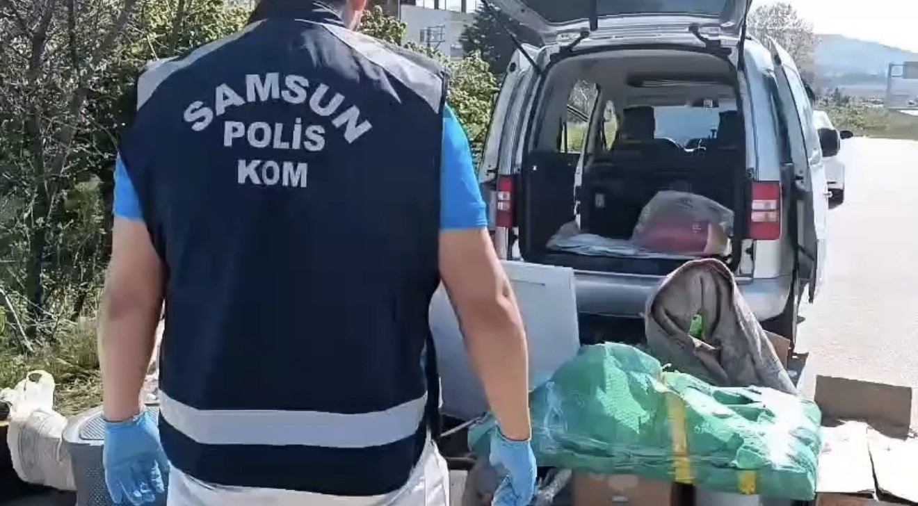 Koliden ve halıdan silah çıktı: Araçta şaşırtan gizleme yöntemi