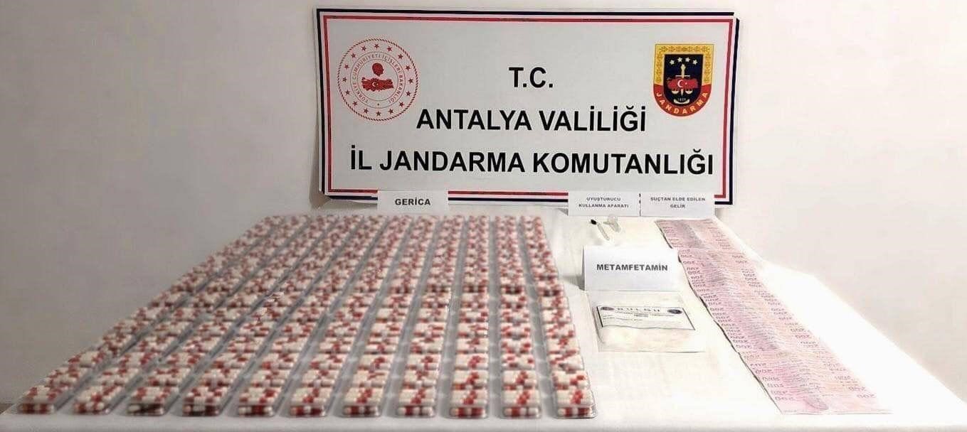 Antalya’da bir araçta yapılan aramada uyuşturucu madde ele geçirildi