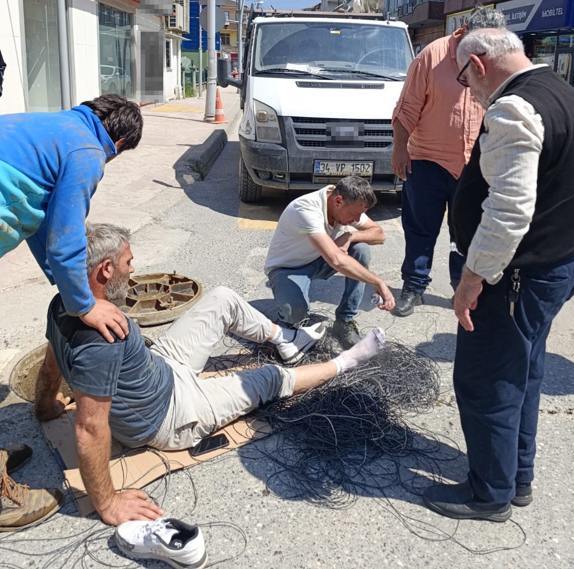 Servis aracı, cadde üzerinde çalışan işçinin ayağını ezdi