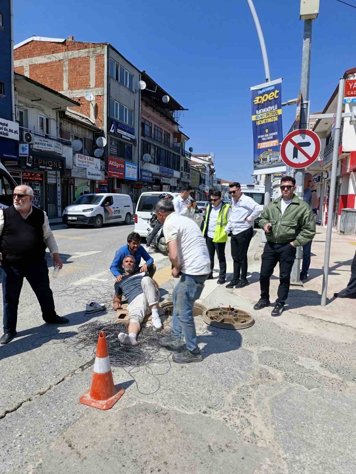 Servis aracı, cadde üzerinde çalışan işçinin ayağını ezdi
