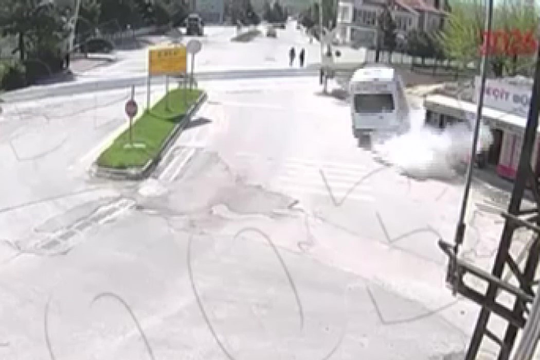 Servis minibüsü kaldırıma çarparak durağı yere serdi: İki genç kızın saniyelerle kurtulduğu kaza anı kamerada