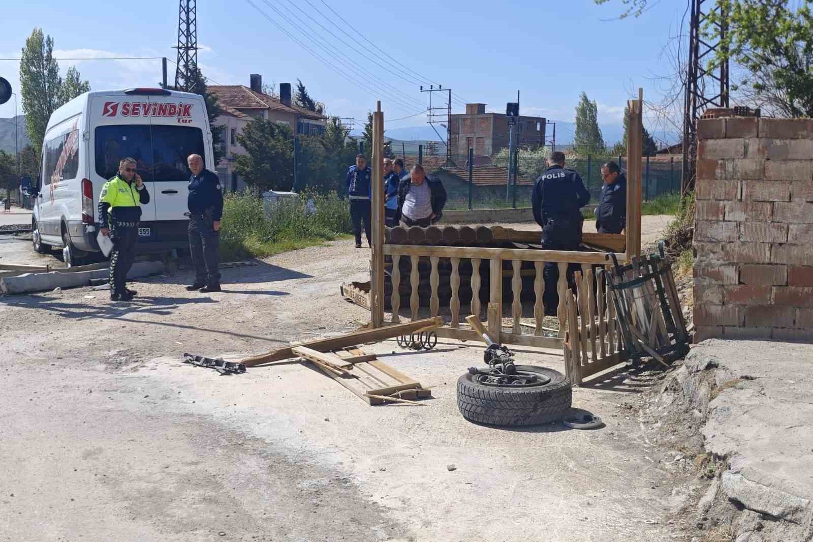 Servis minib&uuml;s&uuml; kaldırıma &ccedil;arparak durağı yere serdi: İki gen&ccedil; kızın saniyelerle kurtulduğu kaza anı kamerada
