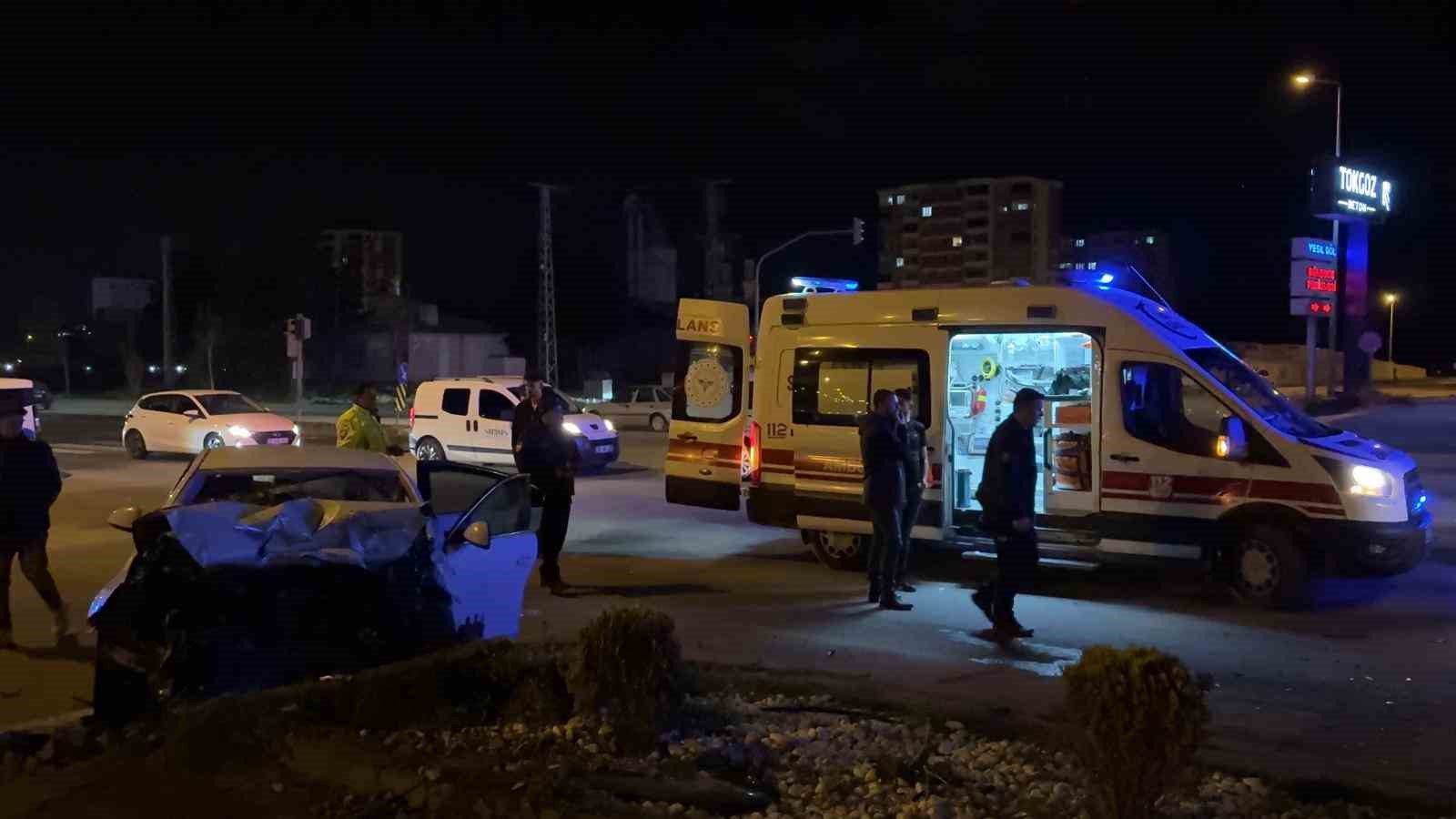 Kayseri&rsquo;de SUV ara&ccedil; ile otomobil &ccedil;arpıştı: 3&rsquo;&uuml; ağır 4 yaralı
