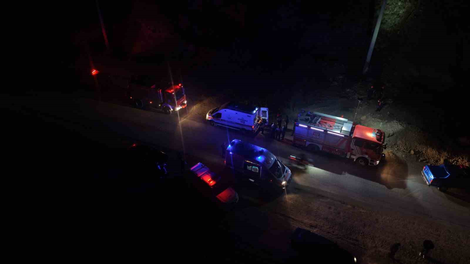 U&ccedil;uruma yuvarlanan 3 kişi operasyonla kurtarıldı
