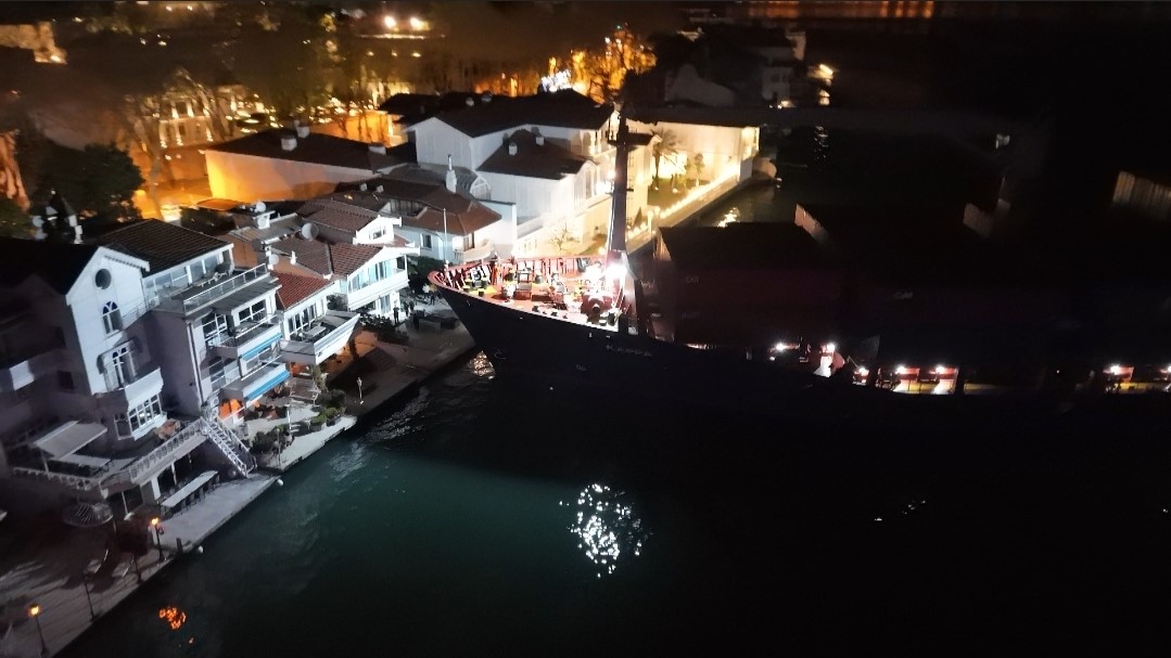 İstanbul Boğazı&rsquo;nda gemi yalıya metreler kala karaya oturdu, ge&ccedil;işler ge&ccedil;ici olarak durduruldu
