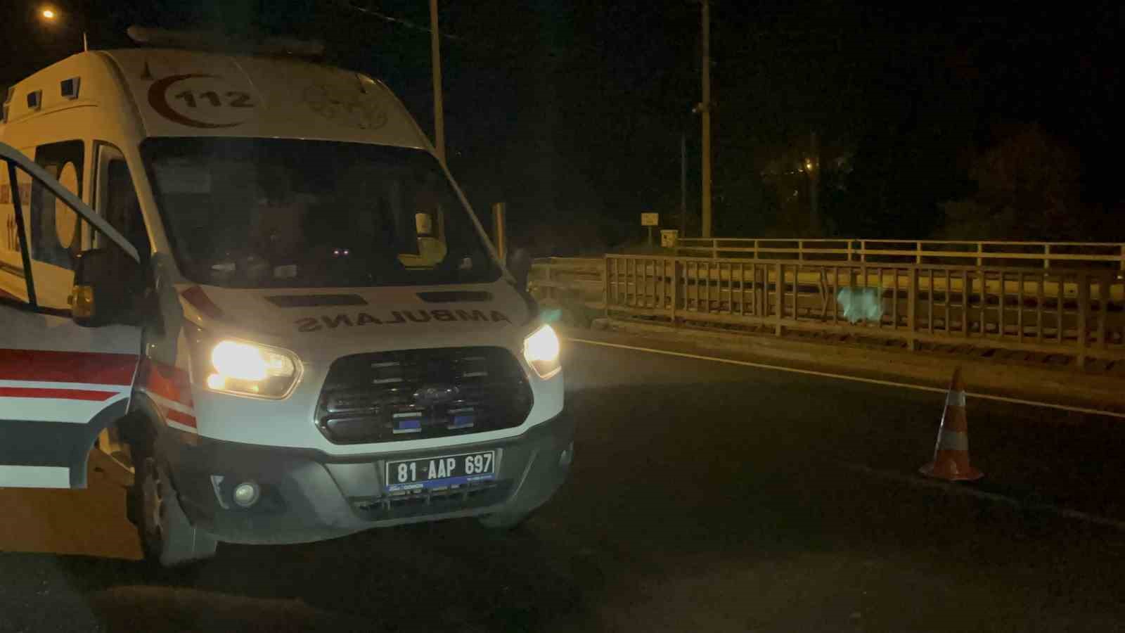 K&ouml;pr&uuml; korkuluklarına &ccedil;arpan otomobil hurdaya d&ouml;nd&uuml;: 3 yaralı
