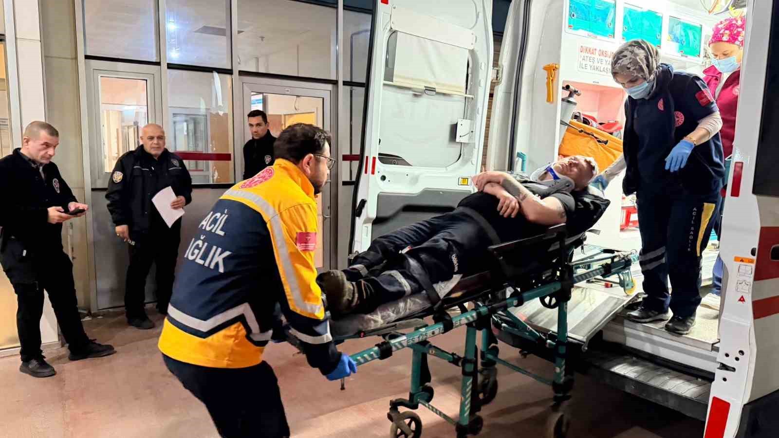 Kontrol&uuml; kaybeden kamyonet orta ref&uuml;je savruldu; 1 yaralı
