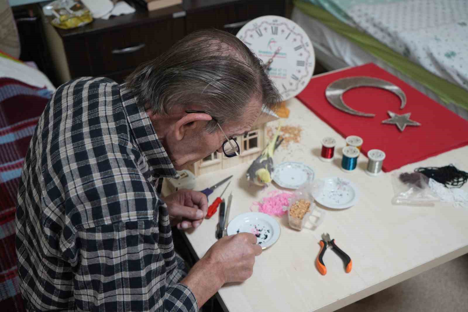 Demirden makete: Pandemide edindiği hobisini huzurevinde 6 yıldır s&uuml;rd&uuml;r&uuml;yor
