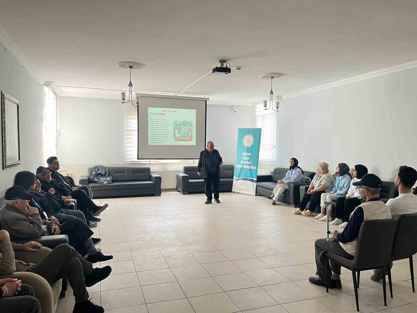 Bayburt&rsquo;ta huzurevi sakinlerine akılcı ila&ccedil; kullanımı anlatıldı
