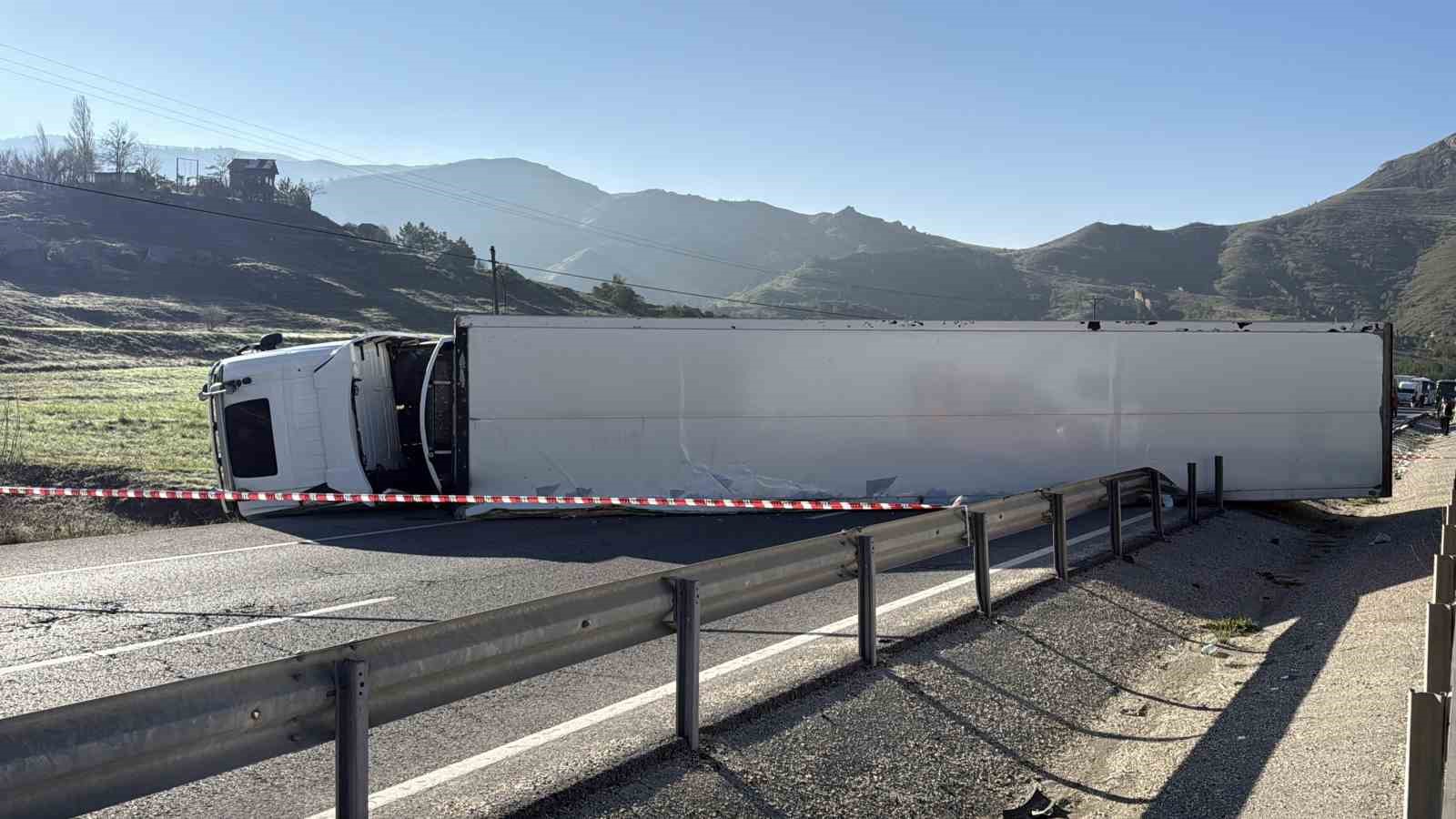 Tır devrildi, Kayseri-Sivas yolunda uzun ara&ccedil; kuyruğu oluştu
