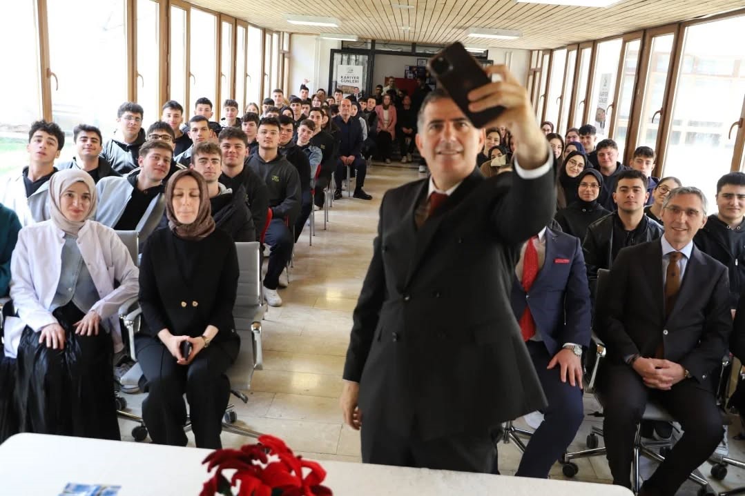 Bayburt Lisesi &ouml;ğrencilerine kariyer tavsiyeleri verildi
