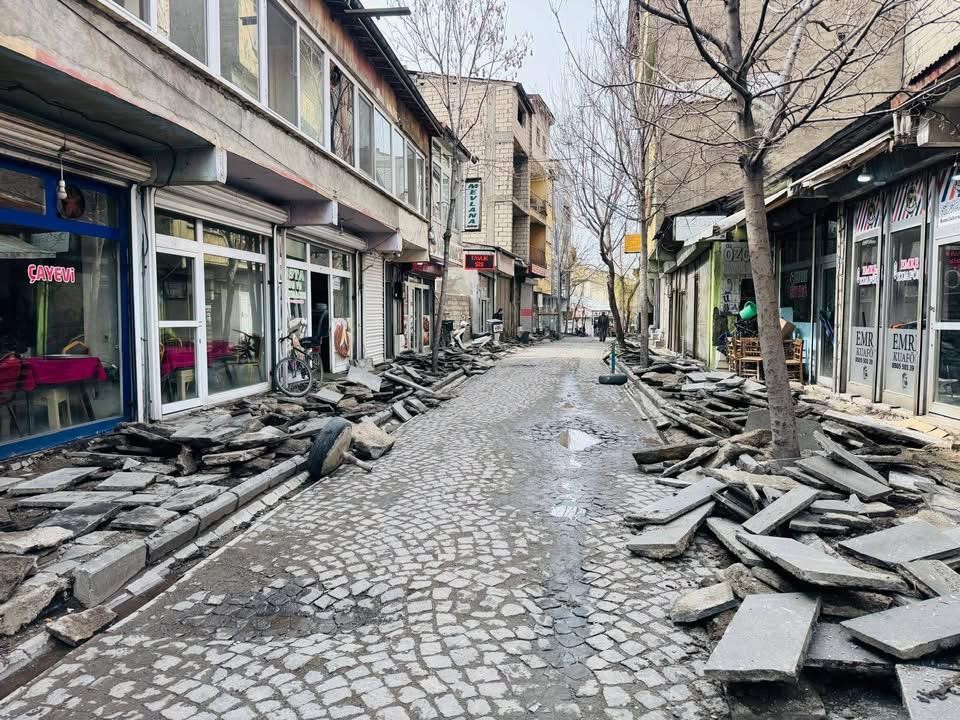 Patnos&rsquo;ta yol sezonu başladı: İn&ouml;n&uuml; Mahallesi&rsquo;nde &ccedil;alışmalar start aldı
