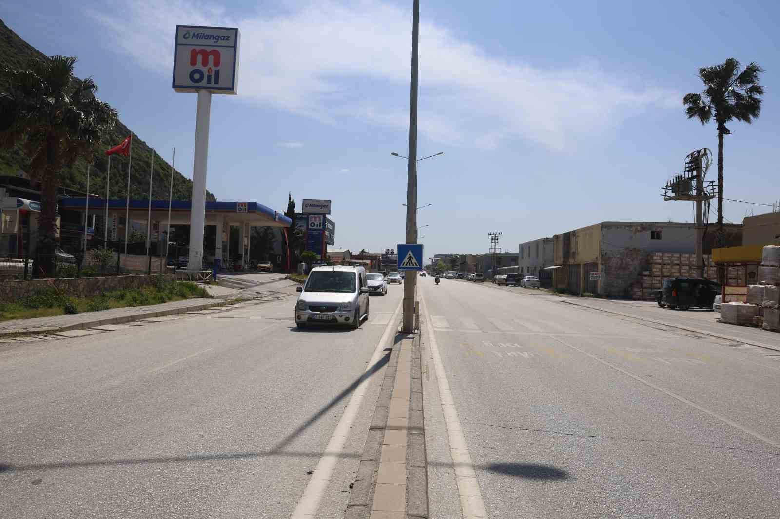 Yaya ge&ccedil;idini kullanmaya &ccedil;alışan otomobille &ccedil;arpışan motosikletli metrelerce havaya u&ccedil;tu
