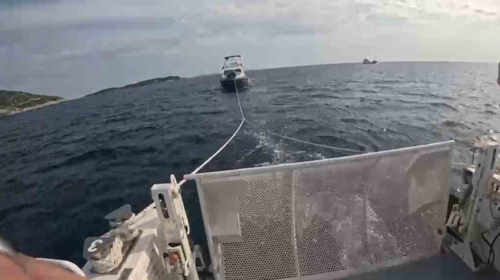 Motor arızasıyla sürüklenen teknedeki iki kişi kurtarıldı