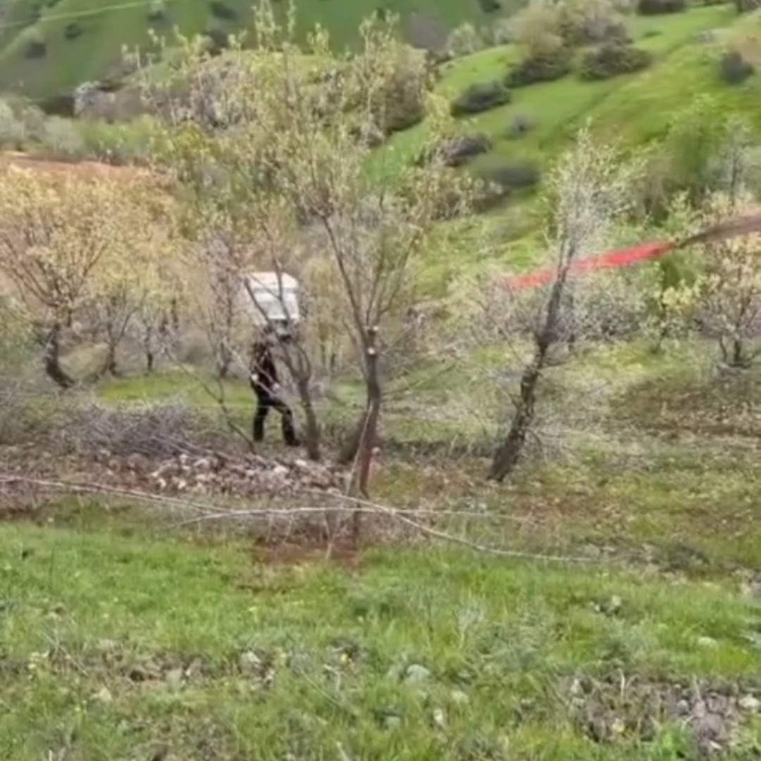 Siirt’te el freni çekilmeyen kamyonet uçuruma yuvarlandı