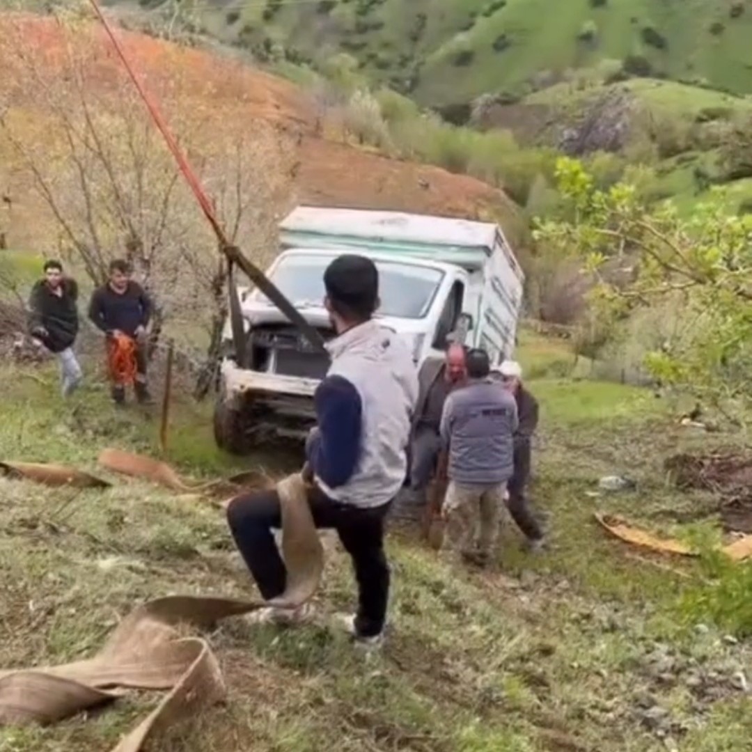 Siirt&rsquo;te el freni &ccedil;ekilmeyen kamyonet u&ccedil;uruma yuvarlandı
