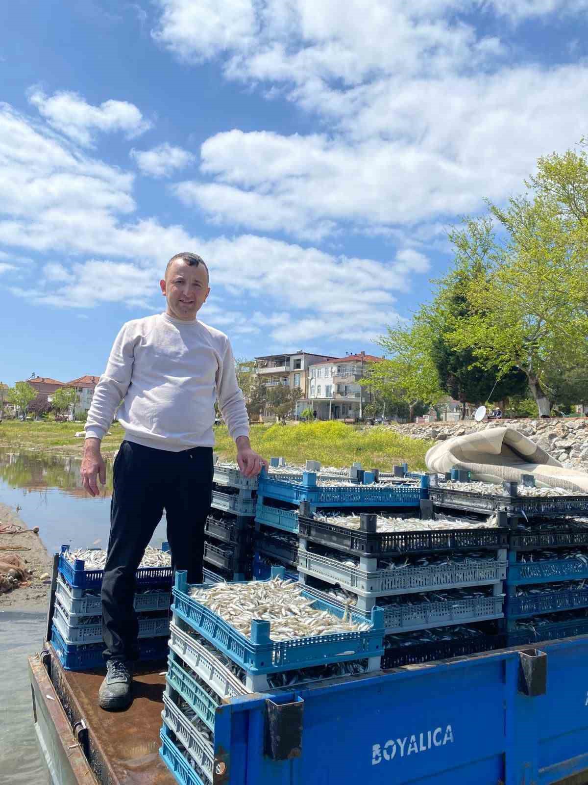 İznik G&ouml;l&uuml;&rsquo;nde bereketli sezon...G&uuml;m&uuml;ş balığında y&uuml;zler g&uuml;l&uuml;yor
