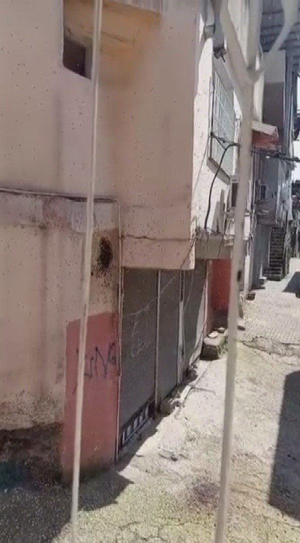 Yıllardır mahalleyi mesken tutan arıları &ccedil;ocukların attığı taş kızdırdı
