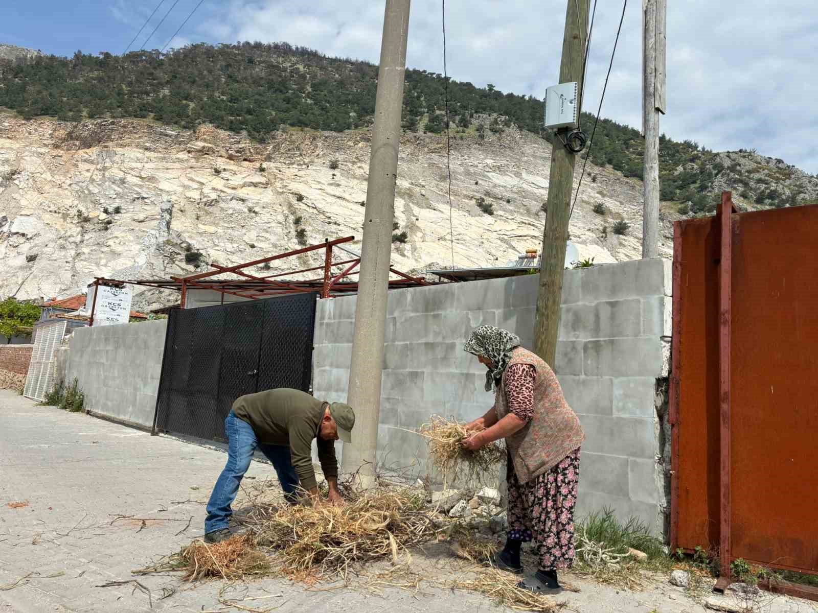 Sazlı&rsquo;da leylekler yeni yuvasına kavuştu
