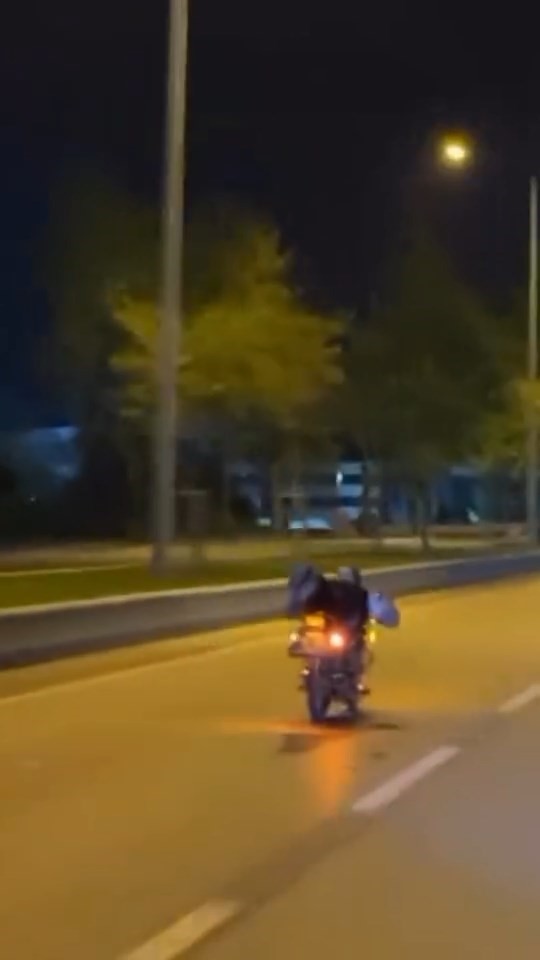 Motosiklet &uuml;zerinde tehlikeli şov
